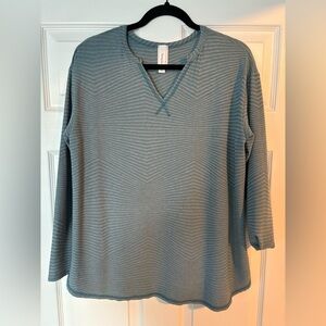 Honeyme sage green top size medium NWOT